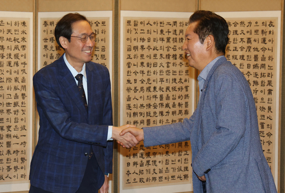 정청래 더불어민주당 대표(오른쪽)와 우상호 정무수석이 지난해 9월 14일 오후 서울 종로구 삼청동 총리 공관에서 열린 당정대 고위급 만찬회동에 참석해 악수하고 있다. 김성룡 기자