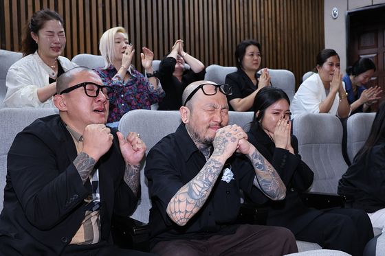 지난해 9월 25일 서울 여의도 국회에서 열린 제 429회 국회(정기회) 제9차 본회의에서 문신사법안(대안)이 통과되자 문신 합법화에 찬성하는 방청객들이 환호하고 있다. 뉴스1