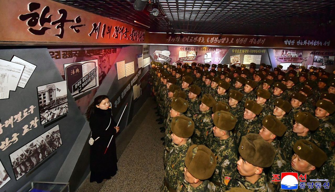 북한 사회주의애국청년동맹 창립 80주년 기념행사 참가자들이 평양 시내 여러 곳을 참관했다고 조선중앙통신이 19일 보도했다. 중앙계급교양관을 찾은 참가자들이 ″한국은 제1의 적대국, 불변의 주적″이라는 문구가 적힌 전시관에서 해설사의 설명을 듣고 있다. 조선중앙통신=연합뉴스