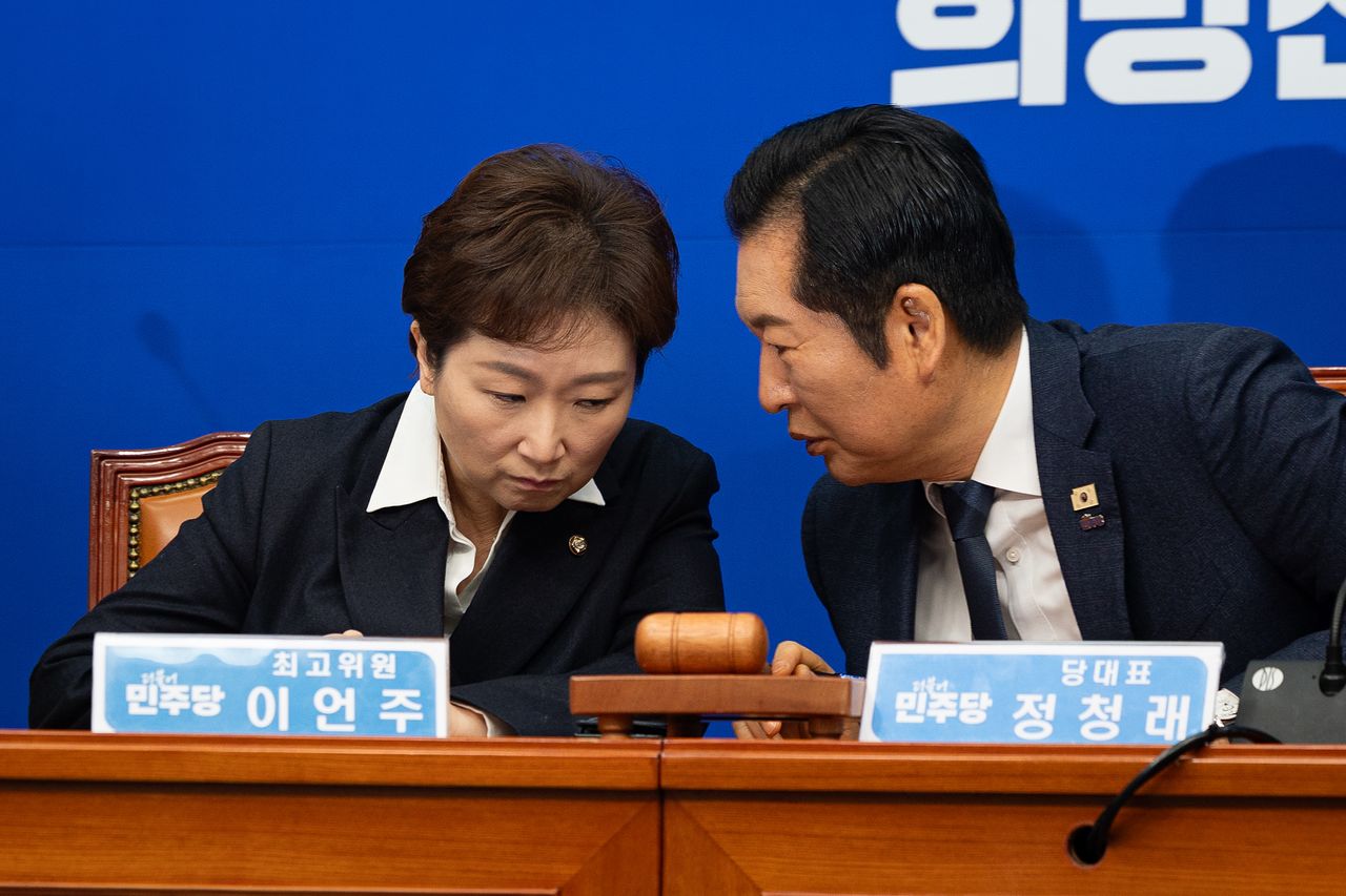 정청래 더불어민주당 대표와 이언주 최고위원이 12일 서울 여의도 국회에서 열린 최고위원회의에서 대화하고 있다. 뉴스1