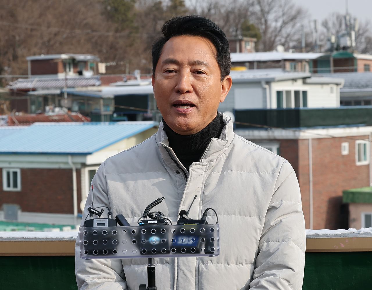 오세훈 서울시장이 19일 서울 관악구 신림7구역 재개발사업 대상지를 찾아 현장을 점검, 발언하고 있다. 연합뉴스