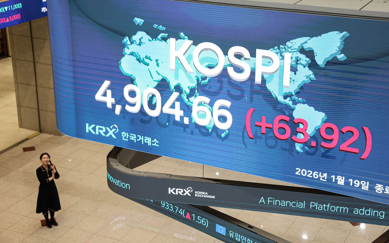코스피가 사상 최초로 장중 4900선을 넘어선 19일 오후 서울 여의도 한국거래소 전광판에 이날 코스피 종가가 표시돼 있다. 김경록 기자