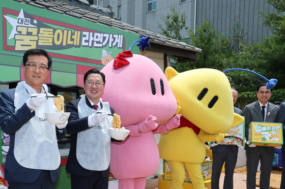 대전시가 ‘대전 꿈돌이 라면’을 공식 출시한 가운데 대전 동구 꿈돌이네 라면가게에서 이장우 대전시장이 현판식을 마치고 퍼포먼스를 하고 있다.  '대전 꿈돌이 라면’'은 대전을 대표하는 캐릭터 ‘꿈돌이’를 활용한 전국 최초의 캐릭터 라면으로 쇠고기맛과 해물짬뽕맛 2종으로 구성돼 있다. 가격은 개당 1500원이며, 대전역 3층 ‘꿈돌이와 대전여행’, 꿈돌이하우스, 트래블라운지, 신세계백화점 대전홍보관, GS25, 농협 하나로마트 등 대전 주요 판매처에서 구입할 수 있다. 뉴스1