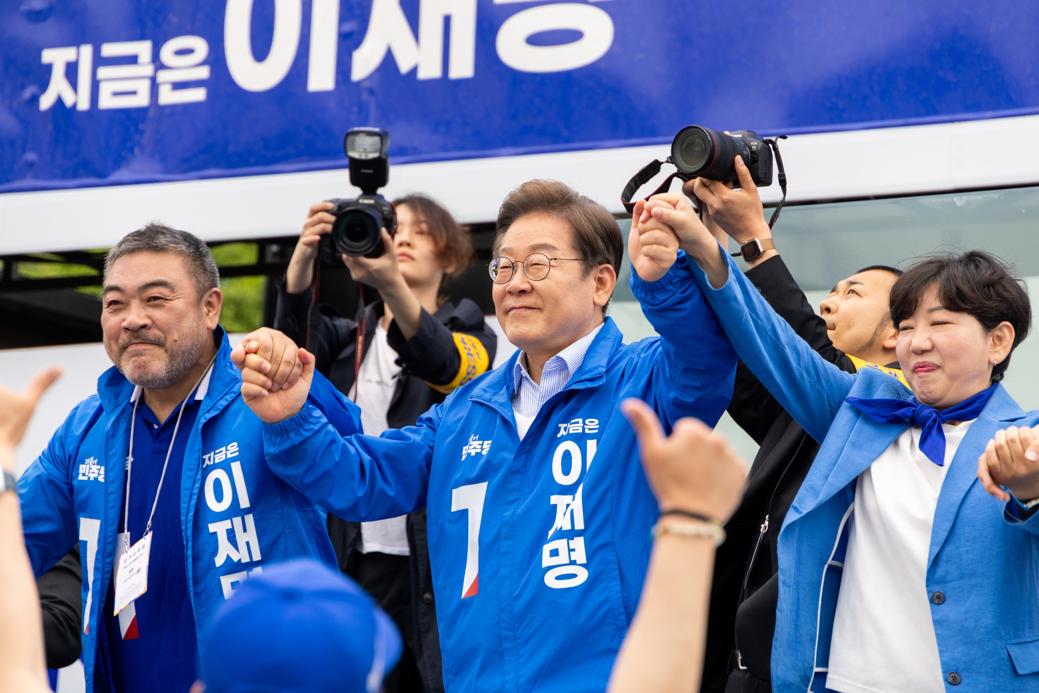 지난해 5월 20일 당시 이재명 더불어민주당 대선 후보가 경기 고양시 일산문화공원에서 유세를 펼치고 있다. 왼쪽은 이원종 배우. 김성룡 기자. 