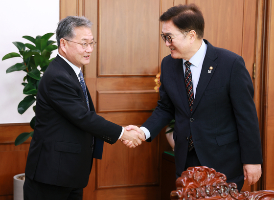 지난해 2월 18일 서울 여의도 국회를 방문한 조셉 윤 당시 주한미국대사대리(왼쪽)가 우원식 국회의장과 악수하고 있다. 뉴스1