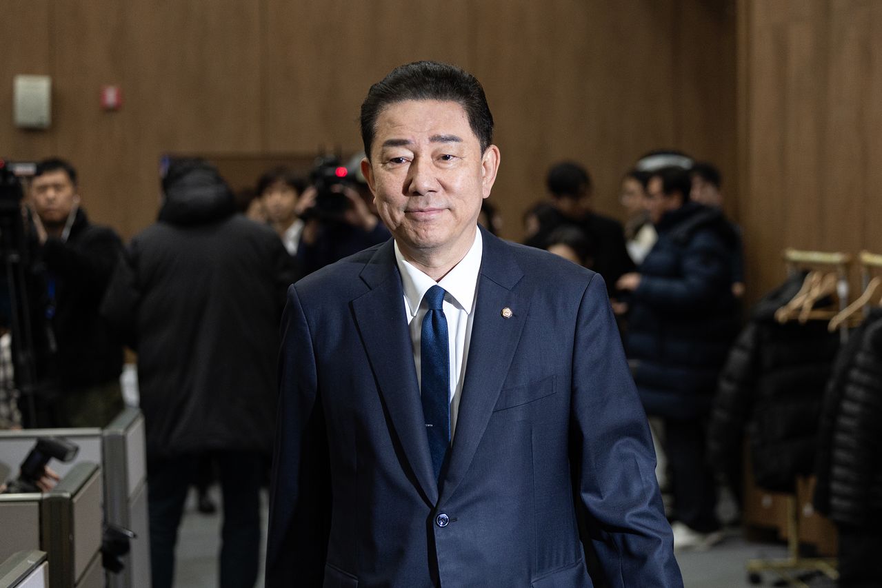 김병기 더불어민주당 의원이 19일 서울 여의도 국회 소통관에서 당 윤리심판원의 제명 결정에 대한 입장을 밝히는 기자회견을 하기 위해 단상으로 향하고 있다. 뉴스1
