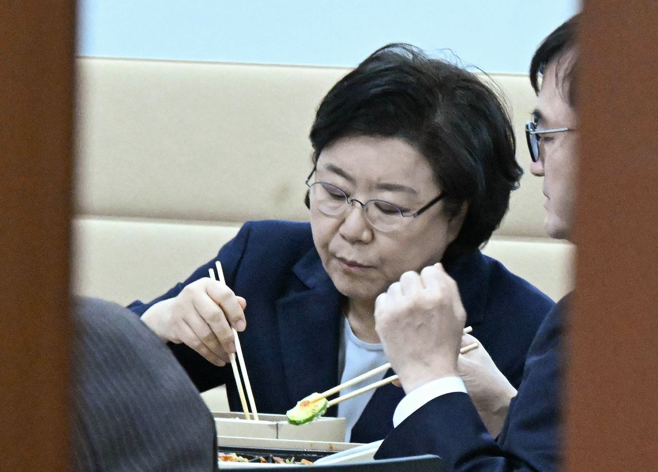 19일 오전 국회에서 열린 이혜훈 기획예산처 장관 후보자 인사청문회가 자료제출 문제로 정회된 가은데 이 후보자가 국회에서 점심식사를 하고 있다. 임현동 기자