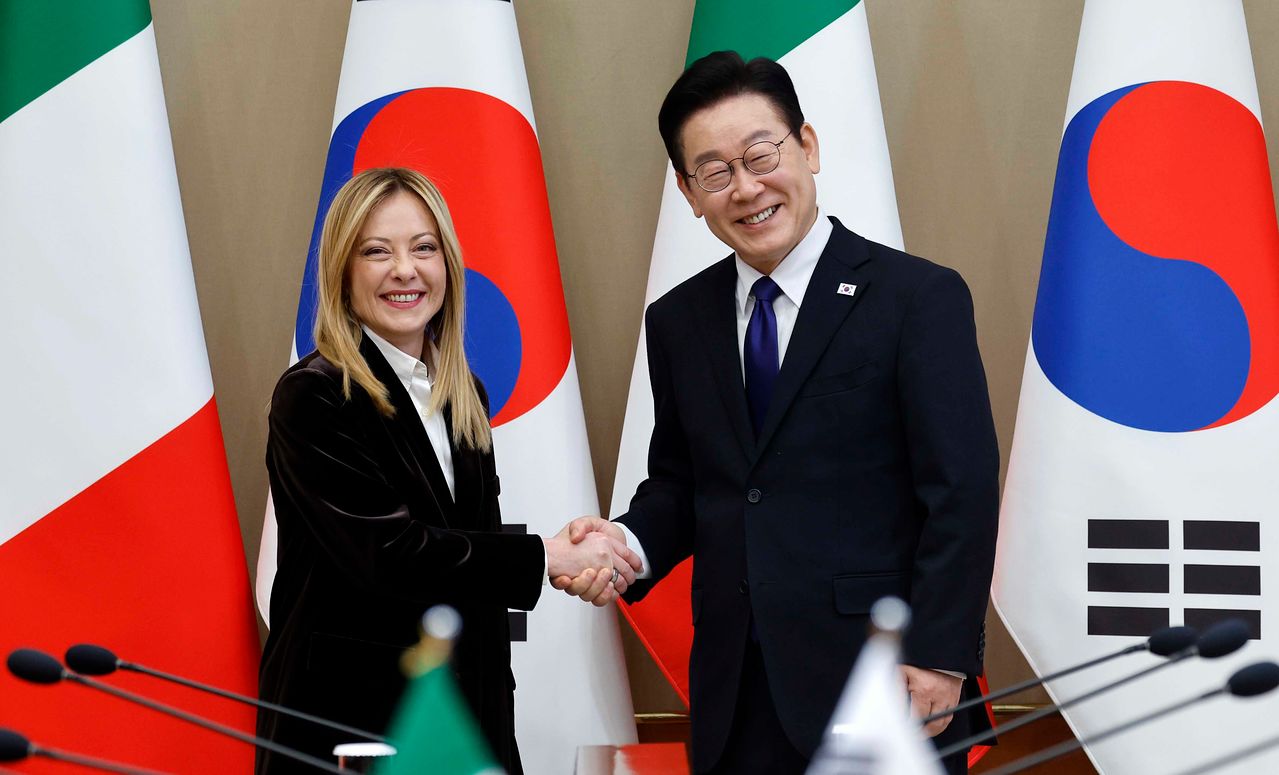 이재명 대통령이 19일 청와대 본관에서 한-이탈리아 확대회담에 앞서 조르자 멜로니 이탈리아 총리와 악수를 하고 있다. 청와대사진기자단