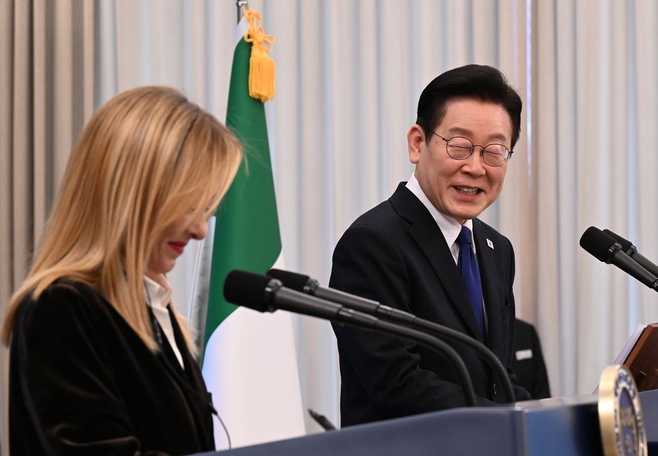 이재명 대통령과 조르자 멜로니 이탈리아가 총리가 19일 청와대 본관에서 한-이탈리아 정상회담 결과를 공동으로 발표하고 있다. 청와대사진기자단