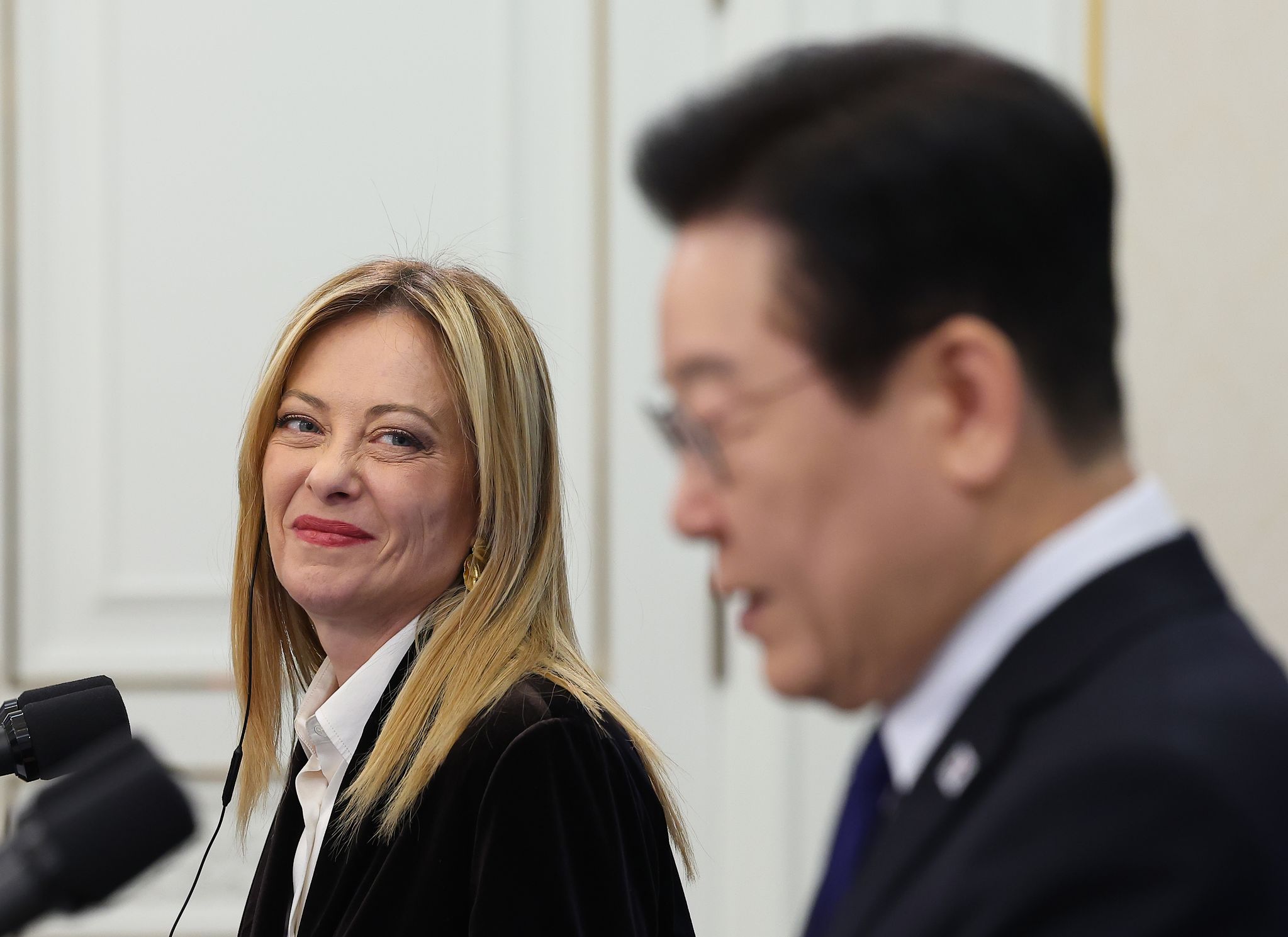 조르자 멜로니 이탈리아 총리가 19일 청와대에서 열린 한-이탈리아 정상 공동언론발표에서 이재명 대통령 발언을 듣고 있다. 연합뉴스