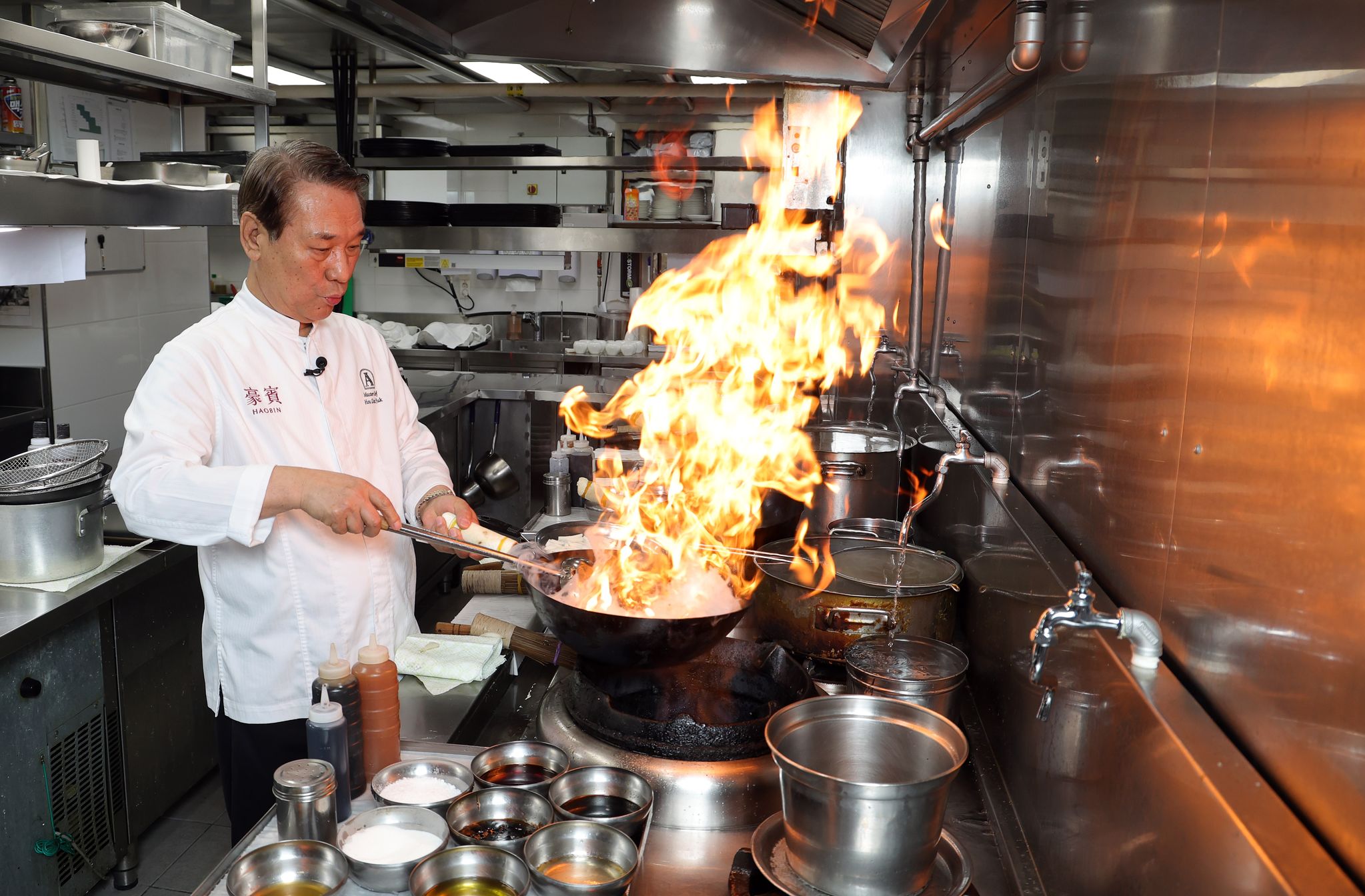 후덕죽 셰프가 '호빈' 주방에서 웍을 잡았다. 후 셰프는 "중식 요리사는 불과 웍을 두고 싸워야 해서 항상 긴장을 놓을 수 없다"고 말했다. 강정현 기자