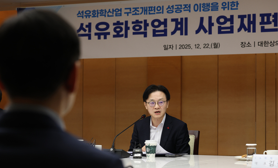 김정관 산업통상부 장관이 22일 서울 중구 대한상공회의소에서 열린 석유화학업계 사업 재편 CEO 간담회에서 모두발언을 하고 있다. 뉴스1