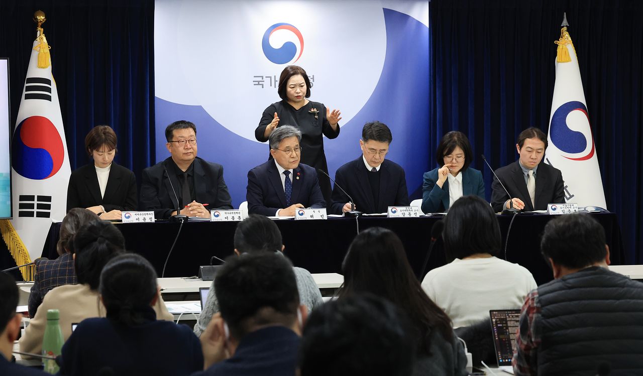 허민 국가유산청장이 19일 서울 종로구 정부서울청사에서 열린 종묘 앞 세운지구 개발사업에 대한 세계유산영향평가 언론간담회에서 발언을 하고 있다. 뉴스1