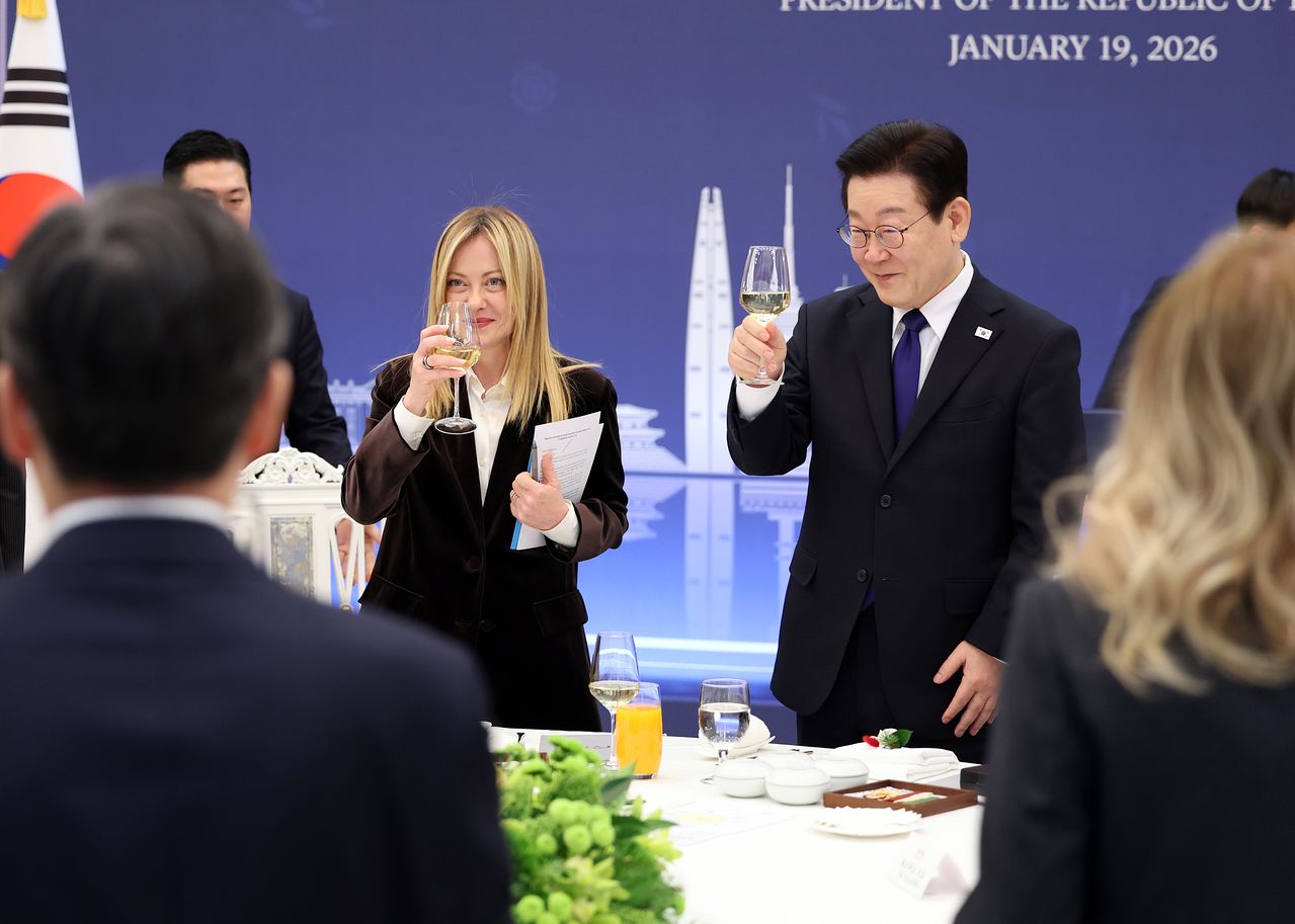 이재명 대통령과 조르자 멜로니 이탈리가 총리가 19일 청와대 본관에서 열린 공식 오찬에서 건배를 하고 있다. 청와대사진기자단