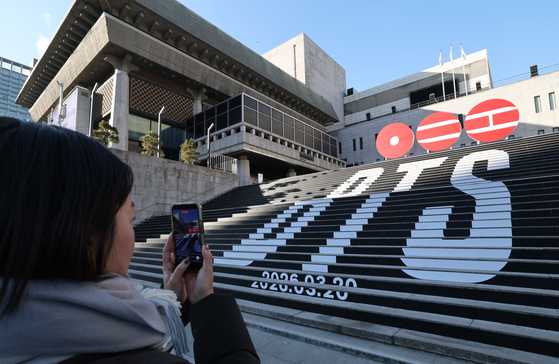 6일 오전 서울 종로구 세종문화회관 야외 계단에 설치된 BTS(방탄소년단)의 컴백 로고 조형물 앞에서 관광객이 기념촬영을 하고 있다. BTS는 3월 20일 컴백과 새 앨범 발매, 월드투어 일정을 공식 발표했다. 뉴스1