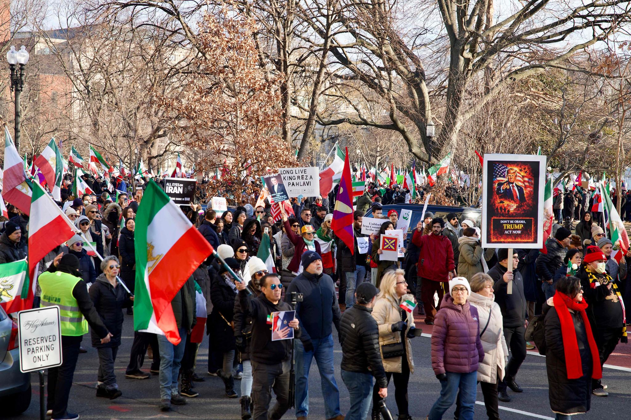 지난 17일(현지시간) 미국 워싱턴DC 백악관 인근에서 이란 정부의 시위 진압을 규탄하는 시위대가 집회를 벌이고 있다. AFP=연합뉴스