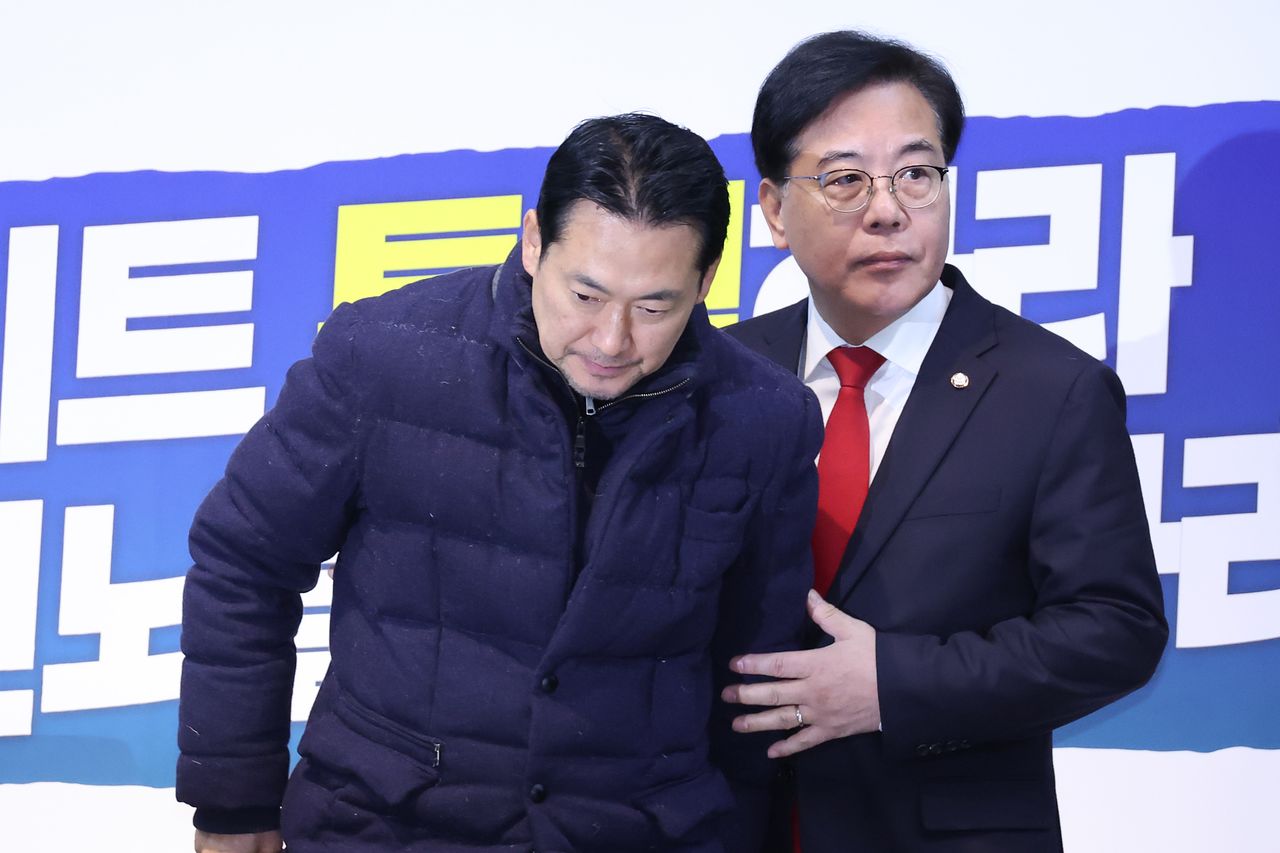 장동혁 국민의힘 대표와 송언석 원내대표가 19일 서울 여의도 국회 로텐더홀에서 열린 최고위원회의에 참석하고 있다. 뉴스1