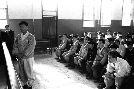 1968년 통혁당 재건위 사건으로 체포된 피고인이 재판 받는 모습. 중앙포토