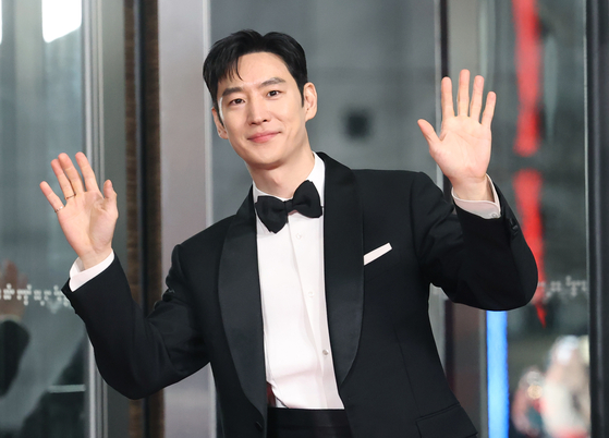 배우 이제훈이 지난해 12월 31일 서울 마포구 SBS프리즘타워에서 열린 ‘2025 SBS 연기대상’ 레드카펫 행사에 참석하고 있다. 뉴스1