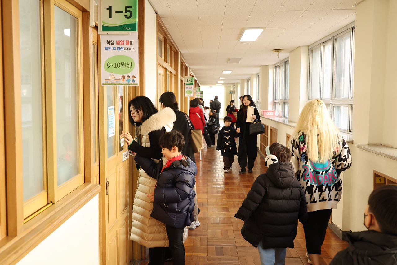 2026학년도 부산지역 공립 초등학교 신입생 예비소집이 진행된 지난 6일 오후 부산 연제구 창신초등학교에서 예비 초등학생과 학부모들이 1학년 교실 등을 살펴보고 있다. 연합뉴스