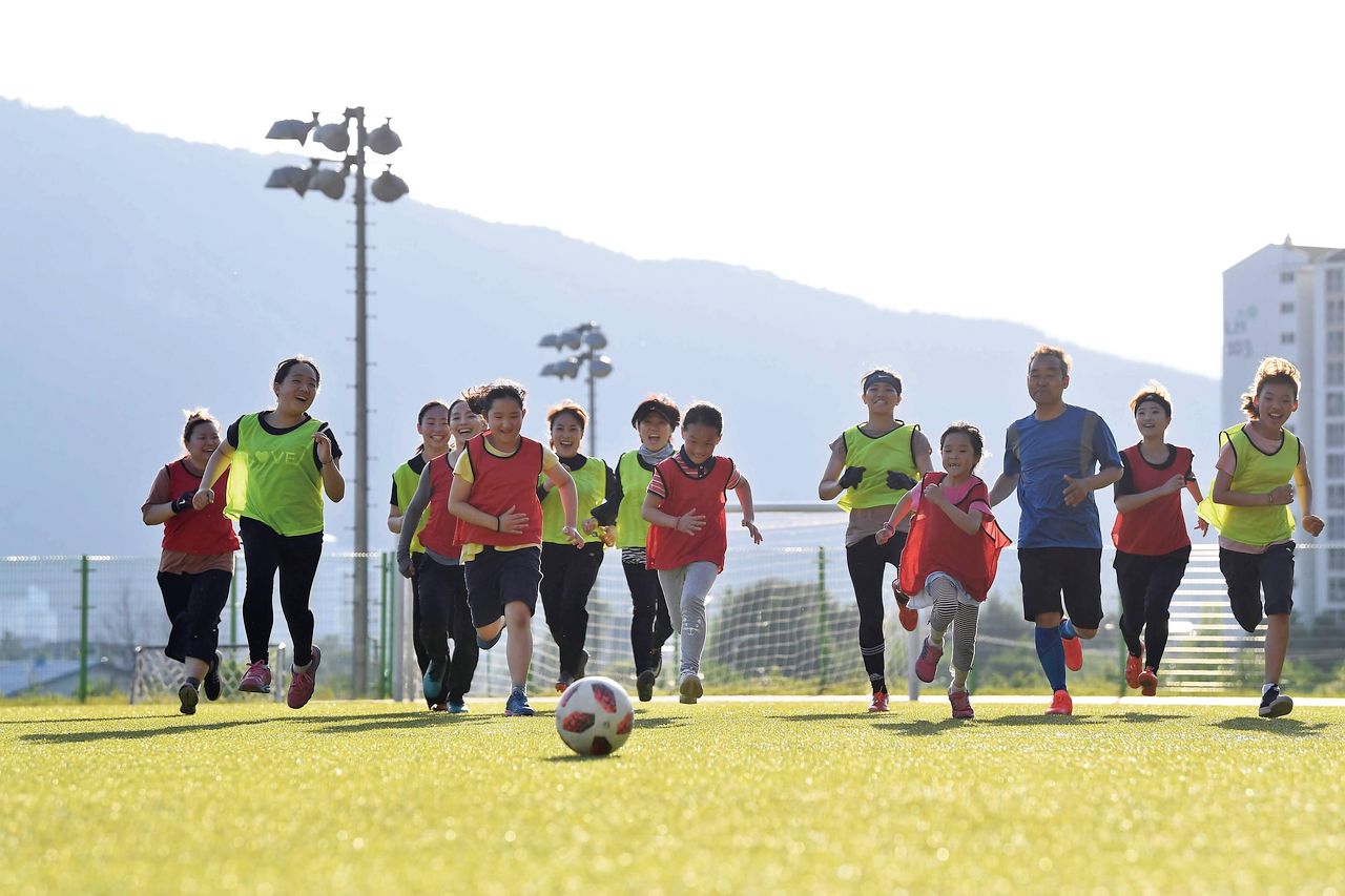 김운태는 통통튀는 축구공을 통해 불규칙한 춤사위를 익힌다. 사진 PRM