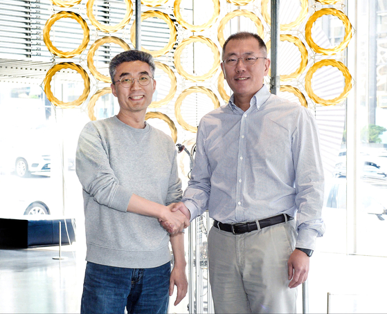 2019년 4월 19일 당시 현대차그룹 수석부회장(오른쪽)이던 정의선 회장과 당시 코드42 대표이던 송창현 전 현대차그룹 AVP본부장(사장)이 서울 논현동 현대모터스튜디오서울에서 만나 미래 모빌리티에 대해 의견을 나눈 뒤 기념 촬영한 모습. 사진 현대차그룹