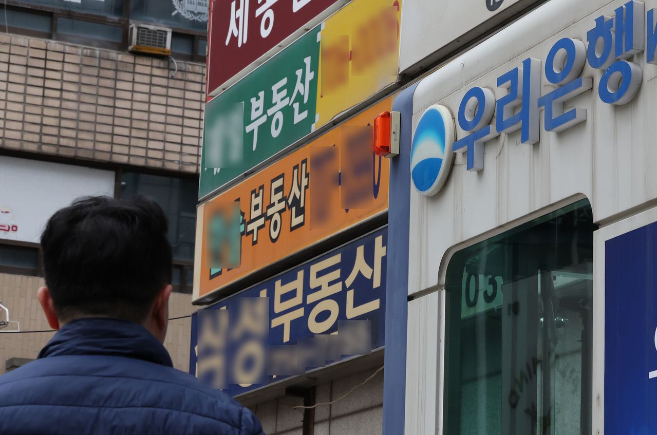 금융권에 따르면 5대 시중 은행의 16일 기준 주택담보대출 혼합형(고정) 금리(은행채 5년물 기준)는 연 4.130~6.297%로 집계됐다. 지난달 5일(연 4.120~6.200%)과 비교해 하단이 0.01%포인트, 상단이 0.097%포인트 높아졌다. 연합뉴스