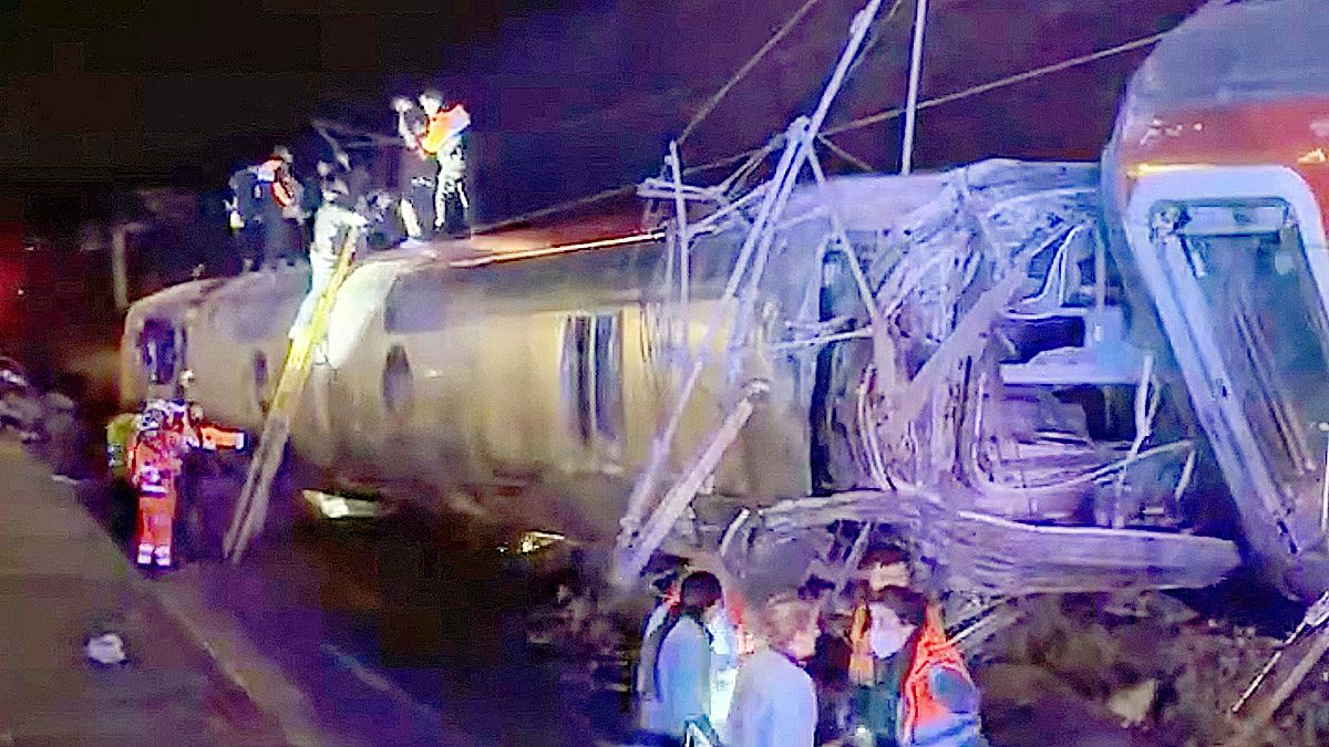 18일(현지시간) 스페인 남부 코르도바주 아다무즈 인근에서 열차 사고가 발생해 소방당국이 구조작업을 벌이고 있다. AFP=연합뉴스