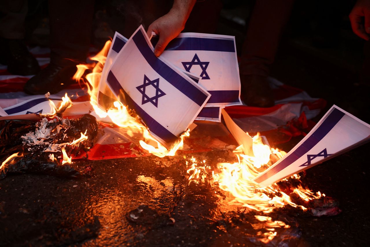 지난 18일(현지시간) 터키 이스탄불의 이란 영사관 인근에서 열린 친이란 정부 집회에서 시위대가 임시로 제작한 이스라엘 국기에 불을 지르고 있다. 로이터=연합뉴스