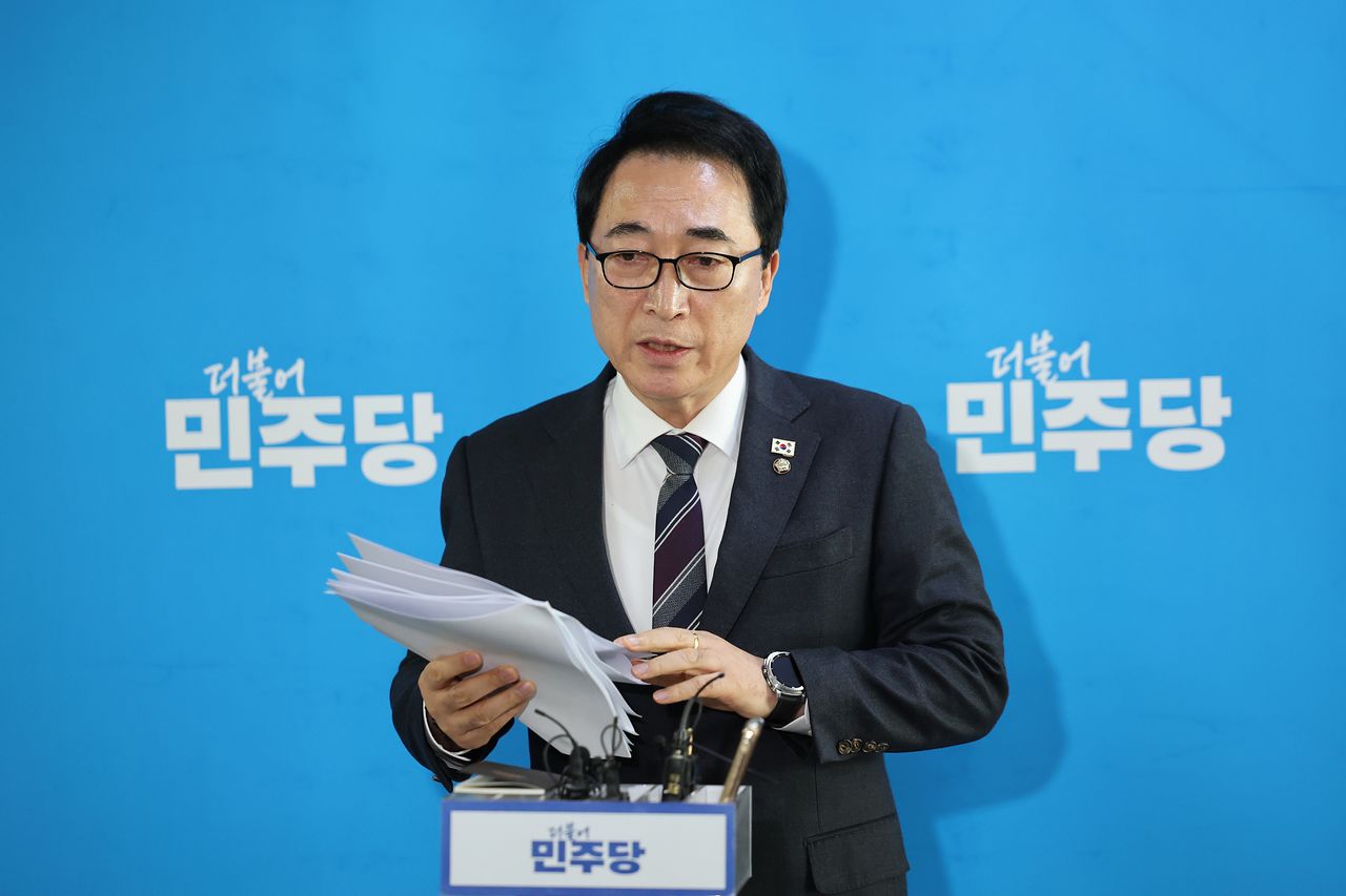 박수현 더불어민주당 수석대변인이 19일 서울 여의도 국회에서 당무위원회 결과에 대해 설명하고 있다. 뉴스1