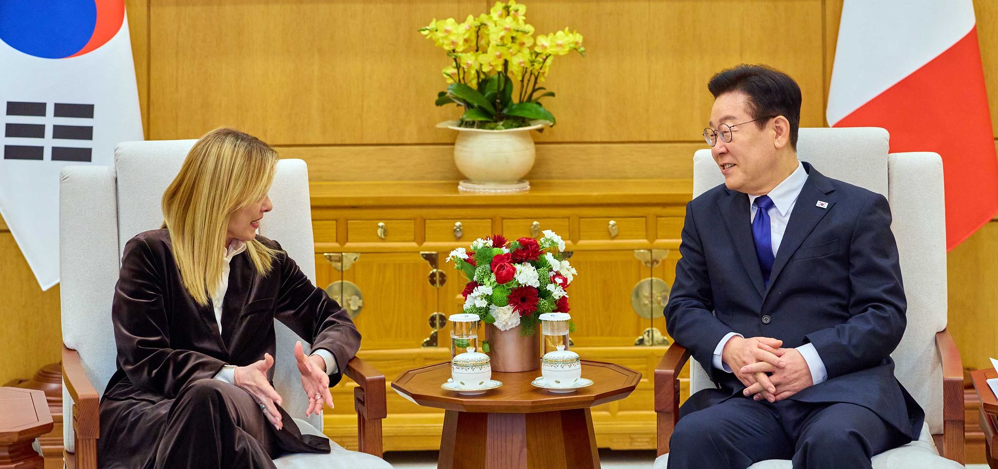 이재명 대통령과 조르자 멜로니 이탈리아 총리가 19일 청와대 본관에서 소인수 회담을 하고 있다. 사진 청와대