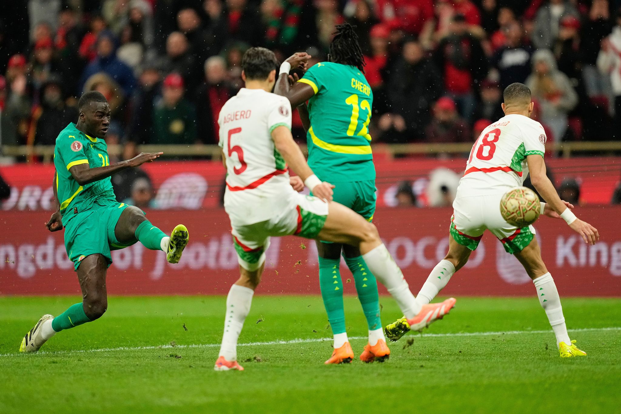 세네갈 파페 게예(맨 왼쪽)가 연장 전반 4분 왼발 슈팅으로 결승골을 터뜨리는 장면. AP=연합뉴스