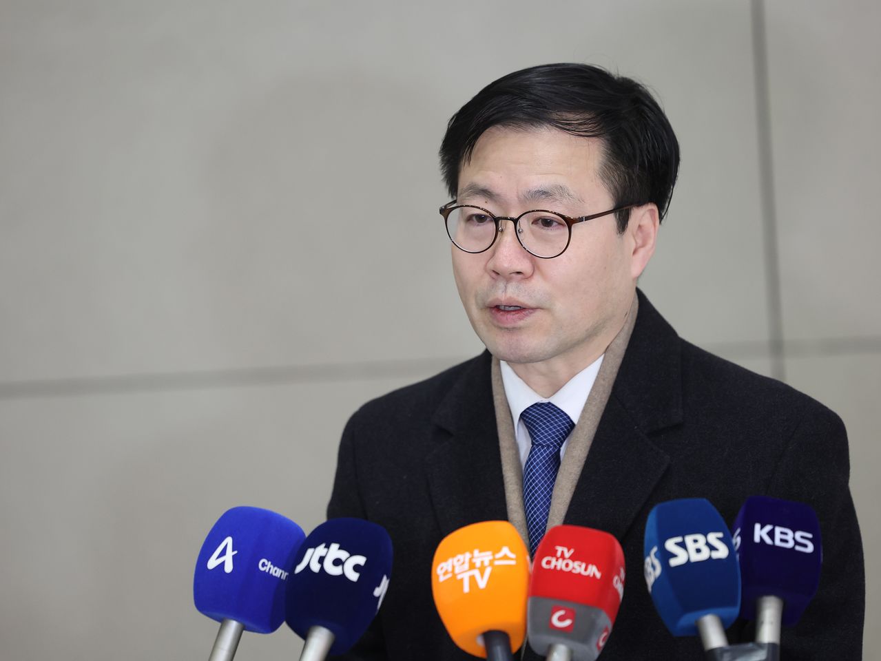 미국을 방문해 대미 통상현안을 논의한 여한구 산업통상자원부 통상교섭본부장이 17일 오전 인천국제공항을 통해 귀국해 취재진 질문에 답하고 있다. 뉴스1