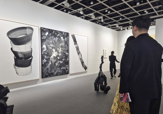 지난해 3월 아트 바젤 홍콩 조현화랑 부스에 전시된 이배의 작품. 홍콩=연합뉴스