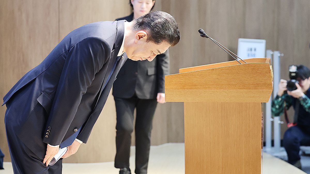  김병기 더불어민주당 의원이 19일 서울 여의도 국회 소통관에서 당 윤리심판원의 제명 결정에 대한 입장을 밝히는 기자회견 전 고개숙여 인사를 하고 있다. 뉴스1