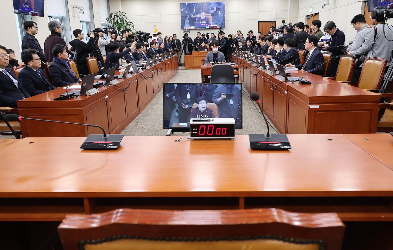 임이자 위원장이 19일 국회에서 열린 재정경제기획위원회 전체회의를 주재하고 있다. 이날 여야 의원들은 이혜훈 기획예산처 장관 후보자 인사청문회 자료제출과 관련 설전을 벌였다. 임현동 기자