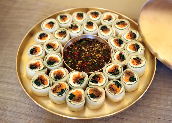 진관사를 찾은 방문객들이 사찰음식 만드는 과정을 보고 있다. 아래 사진은 진관사에서 두부로 만든 사찰음식. 중앙포토