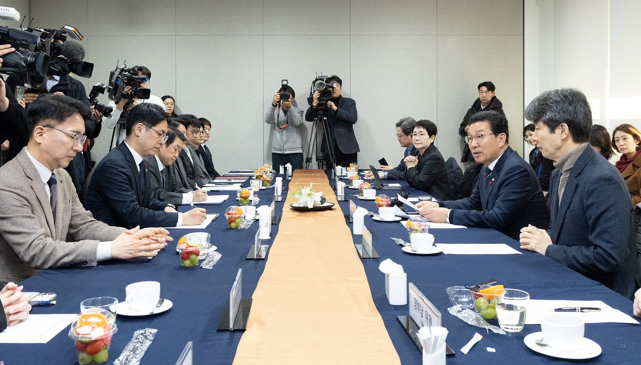신정훈 국회 행정안전위원장이 20일 서울 여의도 국회에서 열린 행정통합 관련 행정안전부 보고에서 인사말하고 있다. 뉴스1