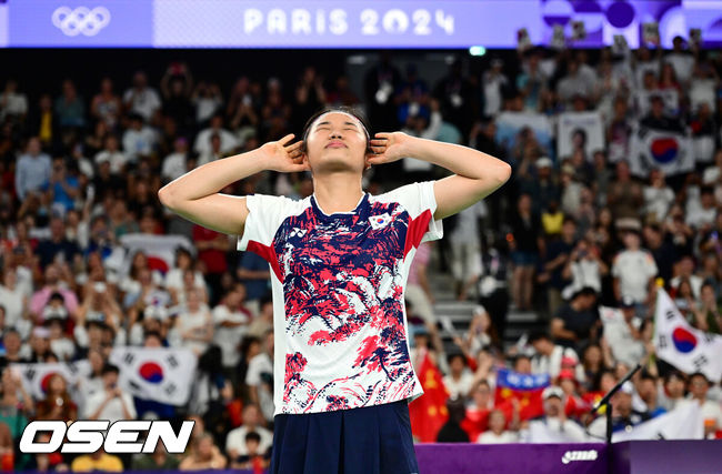 [OSEN=파리(프랑스), 최규한 기자] 5일(한국시간) '셔틀콕 여제' 안세영(22, 삼성생명)이 꿈에 그리던 올림픽 금메달을 목에 걸었다.세계 랭킹 1위 안세영은5일 오후(이하 한국시간) 프랑스 파리 포르트 드 라샤펠 경기장에서 열린 2024 파리올림픽 배드민턴 여자 단식 결승전에서 랭킹 9위 허빙자오(중국)를 2-0으로 꺾고 금메달을 획득 했다. 금메달 한국 안세영이 기뻐하고 있다. 2024.08.05 / dreamer@osen.co.kr