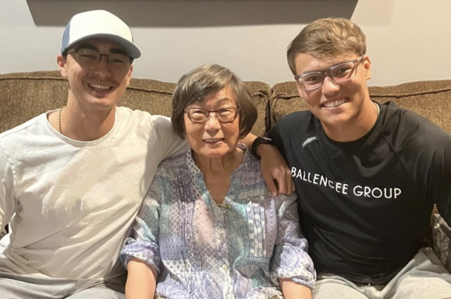 한국인 할머니를 위해 WBC 한국대표팀 합류를 원했던 JJ 웨더홀트(오른쪽)의 꿈이 이뤄지지 않았다. /JJ 웨더홀드 SNS