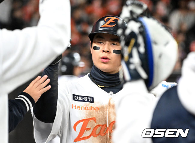 [OSEN=대전, 이대선 기자] 30일 대전 한화생명볼파크에서 2025 신한 SOL Bank KBO리그 포스트시즌 한국시리즈 4차전 한화 이글스와 LG 트윈스의 경기가 열렸다.이날 경기에 한화는 와이스를, LG는 치리노스를 선발투수로 내세웠다. 4회말 1사 2,3루에서 한화 하주석의 땅볼 때 홈을 밟은 3루주자 노시환이 더그아웃에서 환호하고 있다. 2025.10.30 /sunday@osen.co.kr