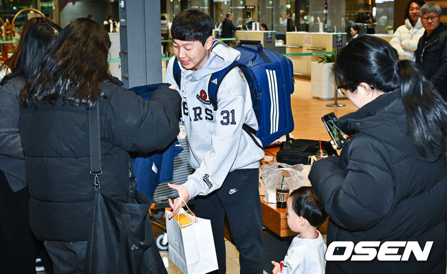 [OSEN=인천공항, 박준형 기자] 2026시즌 스프링캠프 1차 훈련 나서는 두산 베어스 선발대가 18일 인천국제공항을 통해 호주 시드니로 출국했다.선발대는 양의지 양석환 정수빈 김인태 김명신 최원준 이영하 이병헌이다. 본진은 23일 시드니로 출국해 1차 캠프를 진행한 뒤, 일본 미야자키에서 2차 캠프를 이어간다.두산 정수빈이 팬들에게 사인을 해주고 있다.    2026.01.18 / soul1014@osen.co.kr