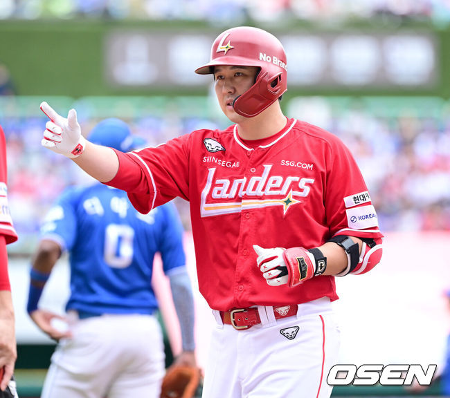 [OSEN=인천, 최규한 기자] 11일 인천 SSG랜더스필드에서 ‘2025 신한 SOL뱅크 KBO리그’ 준플레이오프(5전 3선승제) 2차전 SSG 랜더스와 삼성 라이온즈의 경기가 열렸다.SSG는 김건우, 삼성은 헤르손 가라비토를 선발 투수로 내세웠다.3회말 2사 2루 상황 SSG 최정이 달아나는 1타점 적시타를 날리고 1루에 안착해 기뻐하고 있다. 2025.10.11 / dreamer@osen.co.kr