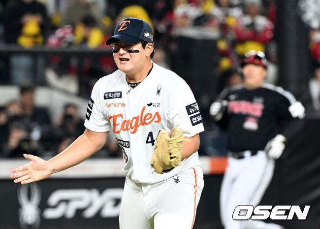 [OSEN=대전, 이대선 기자] 30일 대전 한화생명볼파크에서 2025 신한 SOL Bank KBO리그 포스트시즌 한국시리즈 4차전 한화 이글스와 LG 트윈스의 경기가 열렸다.이날 경기에 한화는 와이스를, LG는 치리노스를 선발투수로 내세웠다. 8회초 2사 1,2루에서 한화 김서현이 LG 오스틴을 플라이로 처리하고 환호하고 있다. 2025.10.30 /sunday@osen.co.kr