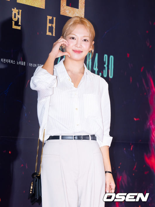 [OSEN=김성락 기자]  21일 서울 잠실 롯데월드타워 롯데시네마에서 영화 '거룩한 밤: 데몬 헌터스'(감독 임대희) VIP 시사회 포토월 행사가 진행됐다.'거룩한 밤: 데몬 헌터스'는 악을 숭배하는 집단에 의해 혼란에 빠진 도시, 특별한 능력을 갖춘 어둠의 해결사 '거룩한 밤' 팀 바우(마동석), 샤론(서현), 김군(이다윗)이 악의 무리를 처단하는 오컬트 액션이다.소녀시대 효연이 포즈를 취하고 있다. 2025.04.21 / ksl0919@osen.co.kr