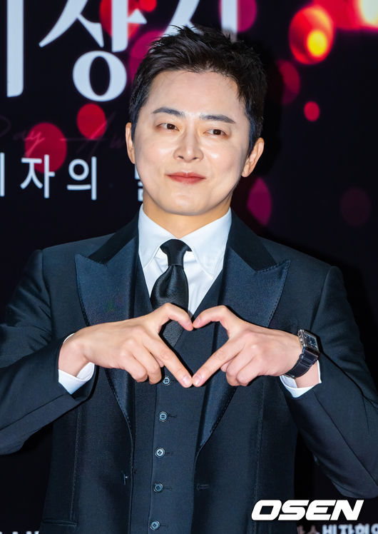 [OSEN=박준형 기자]  9일 오후 서울 한국과학기술회관에서 제30회 소비자의 날 KCA 문화연예 시상식이 진행됐다. 소비자의 날은 소비자의 권리 의식을 신장시키고, 소비자 보호에 대한 인식을 높이기 위해 제정된 법정 기념일로 이를 기념하기 위한 본 시상식은 예능, 드라마, 영화 부문으로 나눠 진행된다. 이날 시상식에는 배우 문소리와 조정석, 임윤아, 주원, 이수지, 강남, 육성재, 미미, 김원훈, 이선빈, 방효린 등이 수상자로 참석했다.배우 조정석이 포즈를 취하고 있다.   2025.12.09 / soul1014@osen.co.kr