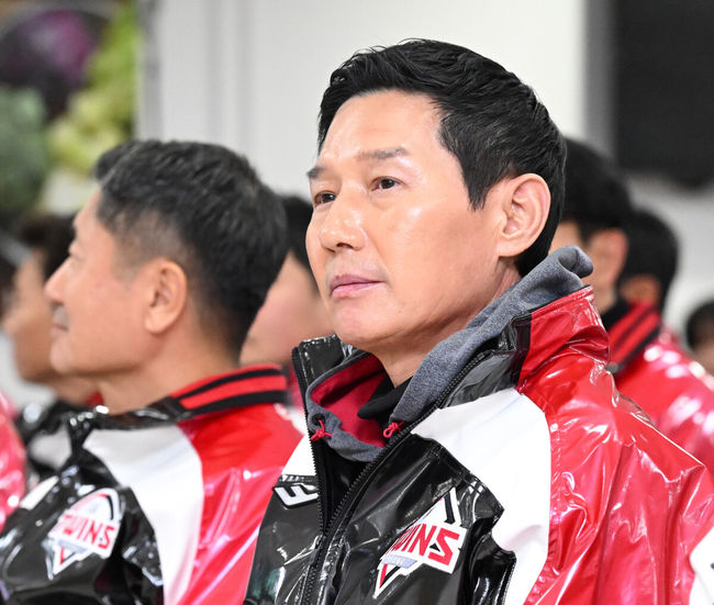 [OSEN=잠실, 이대선 기자] 6일 오후 서울 잠실야구장에서 LG 트윈스 2026년 선수단 신년인사회가 열렸다.LG 트윈스는 염경엽 감독이 이끄는 1군 코치진은 김정준 수석코치, 김용일 수석트레이너, 모창민-김재율 타격코치, 김광삼-장진용 투수코치, 김일경 수비코치, 정수성 작전코치, 송지만 주루 및 외야수비코치 등 기존 인원이 대부분 유임됐으며 2026시즌 2연패 도전을 함께할 코칭스태프 구성을 완료했다.LG 염경엽 감독이 행사에 참석하고 있다. 2026.01.06 /sunday@osen.co.kr