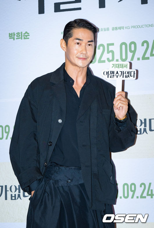 [OSEN=박준형 기자] 22일 오후 서울 용산아이파크몰 내 용산 CGV에서 영화 '어쩔수가 없다'(감독 박찬욱) 셀럽 시사회가 진행됐다.'다 이루었다'고 느낄 만큼 삶이 만족스러웠던 회사원 만수(이병헌 분)가 덜컥 해고된 후, 아내와 두 자식을 지키기 위해, 어렵게 장만한 집을 지켜내기 위해, 재취업을 향한 자신만의 전쟁을 준비하며 벌어지는 이야기를 그린 작품으로 오는 24일 개봉한다.배우 배정남이 포즈를 취하고 있다.  2025.09.22 / soul1014@osen.co.kr