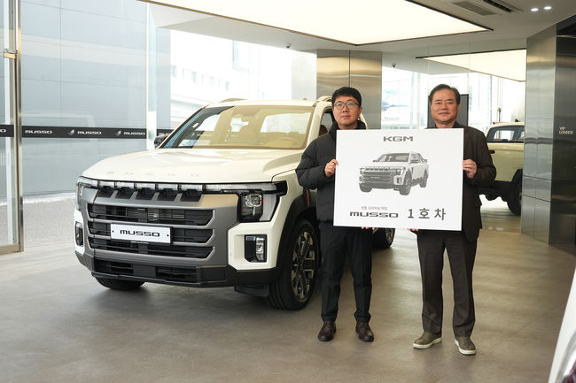 1호차 주인공 이미남 대표(왼쪽)와 권교원 사업부문장이 기념 촬영을 하고 있다.