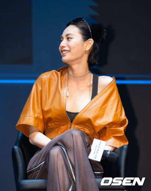 [OSEN=김성락 기자] 2일 오후 서울 광진구 예스24라이브홀에서 영화 '전지적 독자 시점' 쇼케이스 행사가 열렸다. 배우 안효섭, 이민호, 채수빈, 신승호, 나나 주연의 영화 '전지적 독자 시점'(감독 김병우)은 10년 이상 연재된 소설이 완결된 날 소설 속 세계가 현실이 되어 버리고, 유일한 독자였던 ‘김독자’가 소설의 주인공 ‘유중혁’ 그리고 동료들과 함께 멸망한 세계에서 살아남기 위한 판타지 액션 영화다.배우 나나가 포즈를 취하고 있다. 2025.07.02 / ksl0919@osen.co.kr